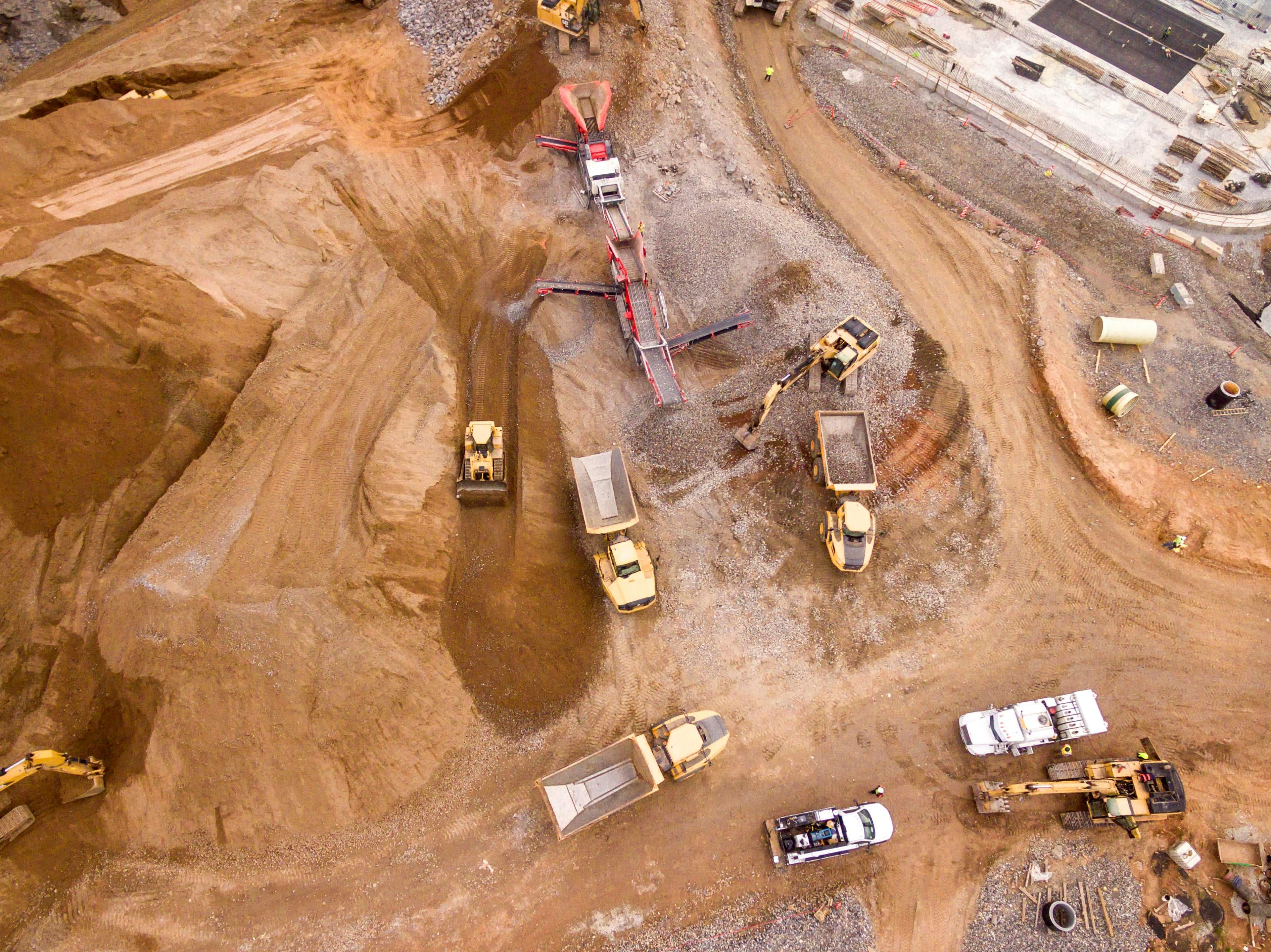 Luftaufnahme einer aktiven Baustelle