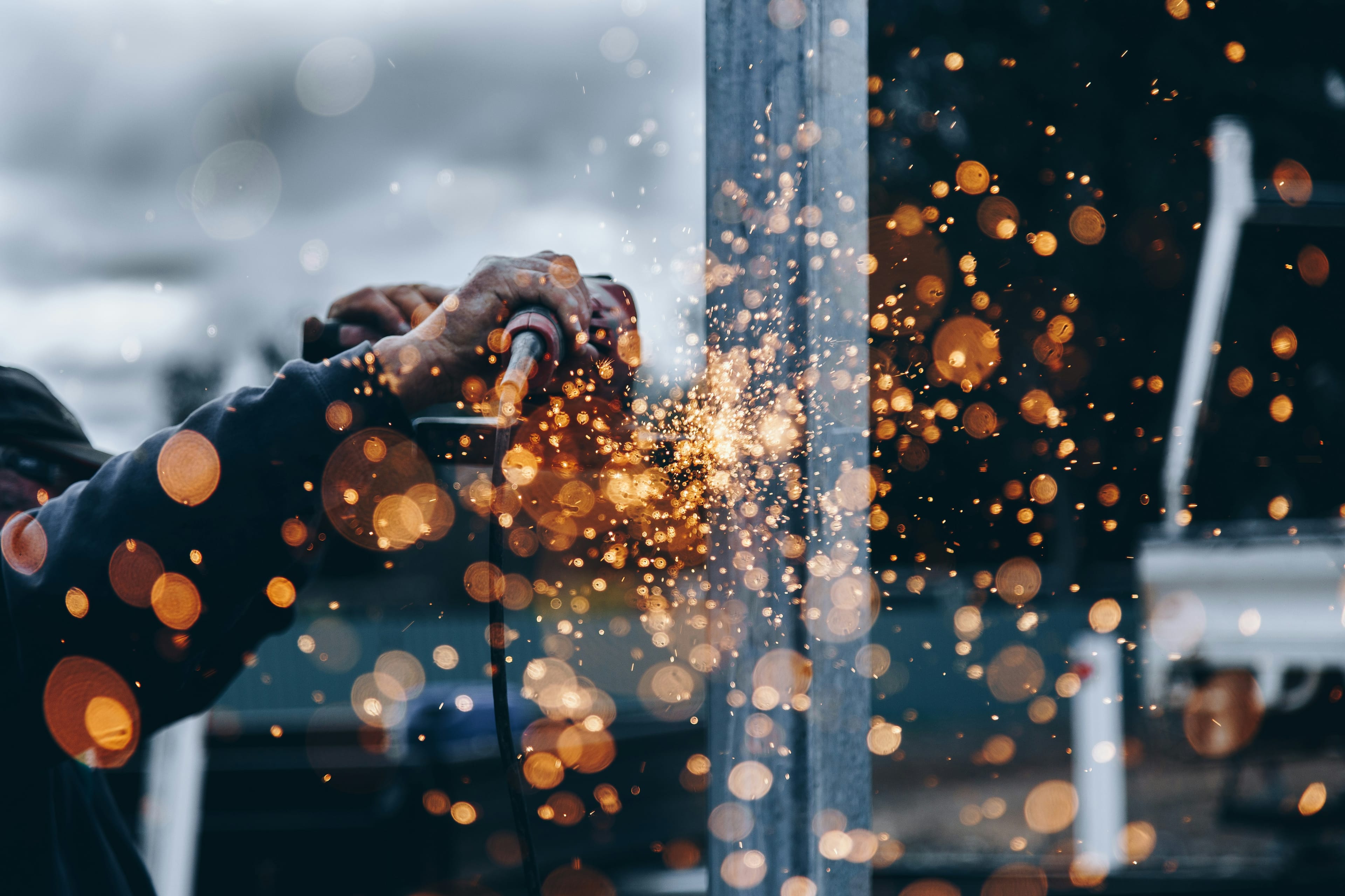 Handwerker bei der Arbeit auf der Baustelle